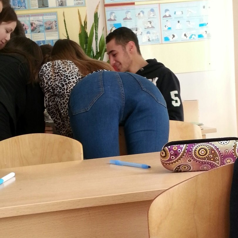 Пошлая студентка заставляет учителя лизать задницу и целовать ножки