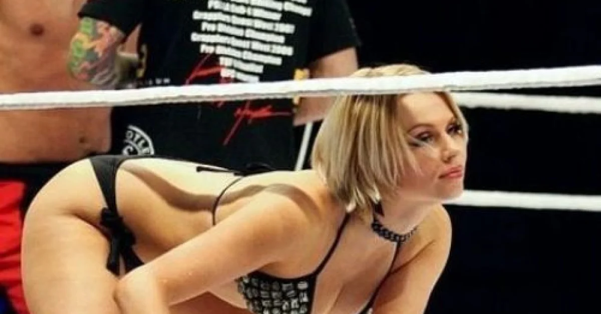Секс на ринге с двумя обалденными блондинками