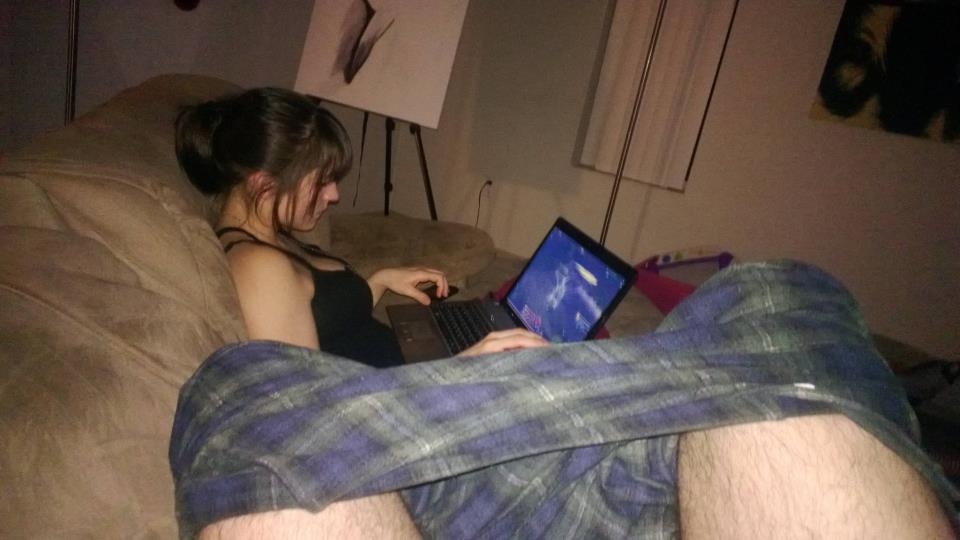Женщина мастурбирует и смотрит порно пока никого нет дома