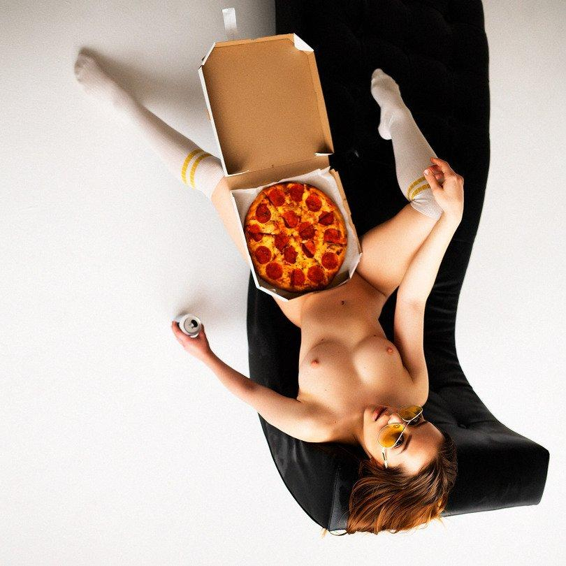 Голая девушка и разносчик пиццы