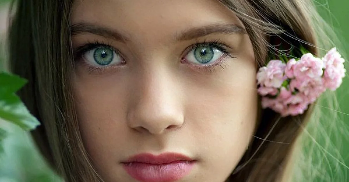 Beautiful green eyed babe gives