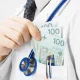 Lekarz zarabiający 2,5 mln przyjmuje jeszcze prywatnie
