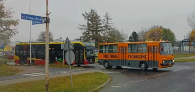 kantek007 - #ekologia #ikarus #motoryzacja #polskiedrogi
Ikarus ciągnie elektryka