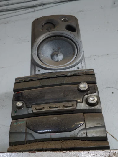 remlezar - #przegryw #kolchoz

Lubicie jak radyjko gra podczas roboty (?)