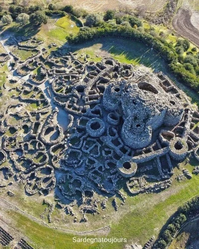 Badmadafakaa - Pod koniec II tysiąclecia p.n.e., w epoce brązu, na wyspie Sardynia ro...