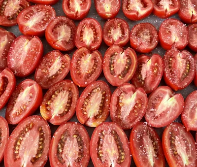 asdfghjkl - Pomidory przygotowane do suszenia na słońcu. Tym razem odmiana san marzan...