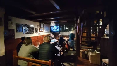 StaryWedrowiec - >Natomiast my ze świecą szukamy miejsca, gdzie zamawiamy przy barze ...