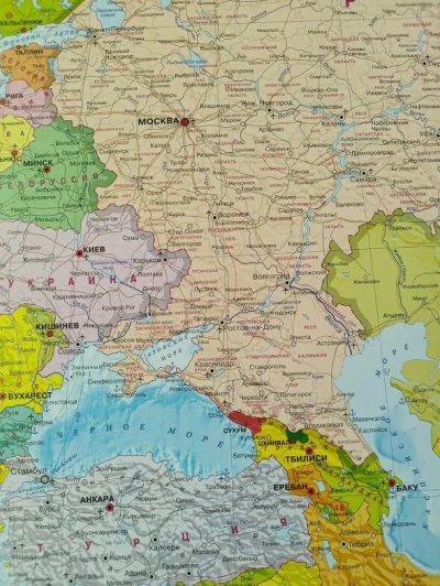 yosemitesam - #ukraina #rosja #wojna #ruskapropaganda #mapy 
W moskiewskich księgarni...
