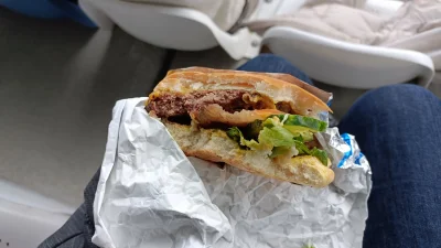 fafikdelta - @o_0: kotlet jakoś się ulokował bardziej z tyłu hamburgera, zapobiegawcz...