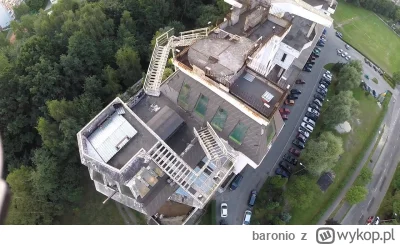 baronio - Kiedys byl przypadek, jak facet na dachu bloku w wielkiej plyty wybudowal o...