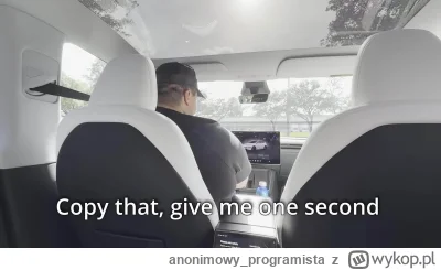anonimowy_programista - Pracownik monitorujący w robotaxi, przesiada się na fotel kie...