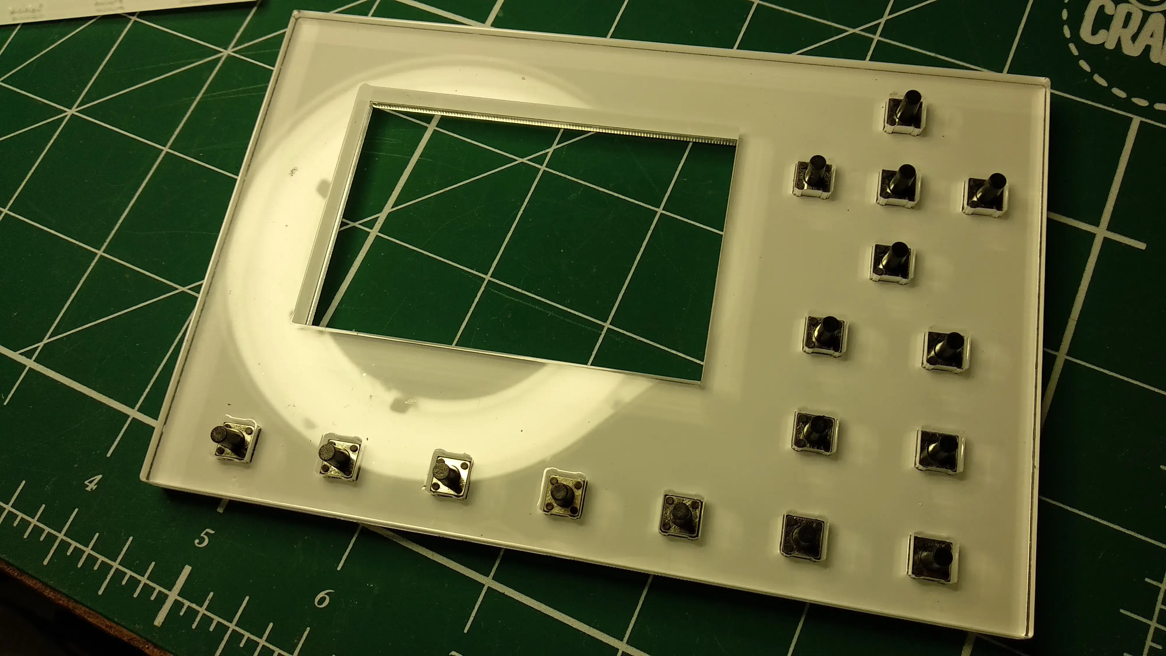 bialy100k - @Razi91: Poliwęglan wytrzyma walenie w klawiaturę - ale laserem tego sens...