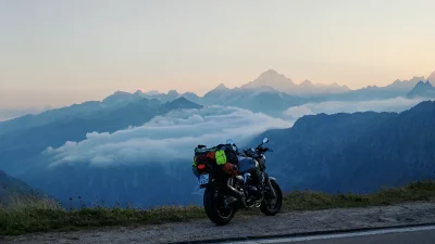 motospamer - Ni ma kiedy cykać w kąkuter. Rano Stelwjowice, wieczorem Furka ponad chm...