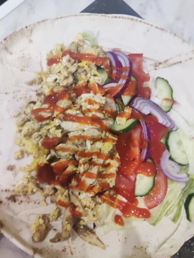 teoretyk_peklunku - Zrobiłem sobie kebaba z jajecznica i kurczakiem. Polany sriracha....