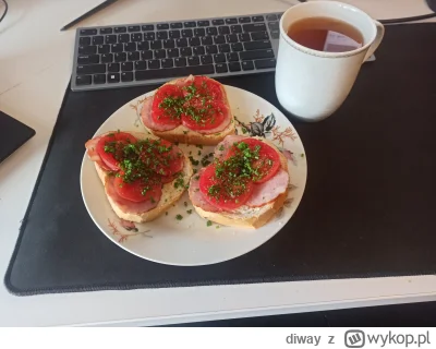 diway - Kanapeczki z krakowską pomidorem z ogródka i herbatka z cytryną. 

#foodporn ...