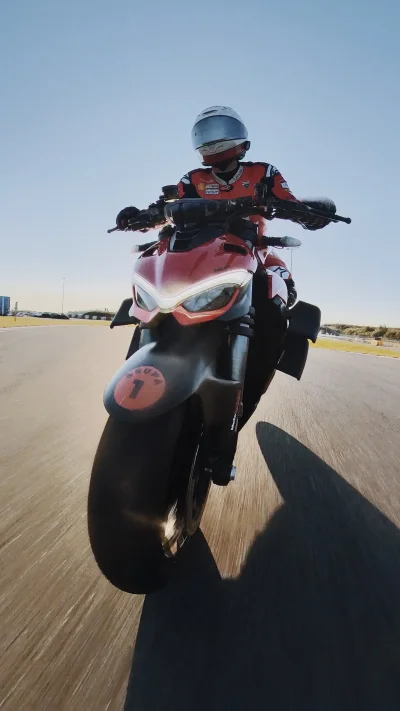 wiktorbo - #motocykle 
I pyk stopala prosto w oponki ( ͡° ͜ʖ ͡°)