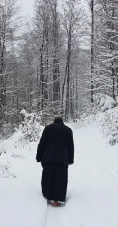 shishe - #wroniecka9 Kapłan szczerze spaceruje na bosaka po śniegu? To jakiś rodzaj p...