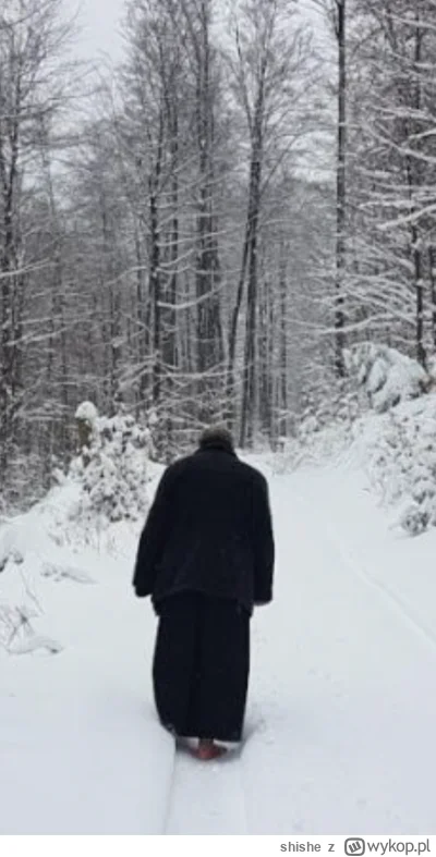 shishe - #wroniecka9 Kapłan szczerze spaceruje na bosaka po śniegu? To jakiś rodzaj p...