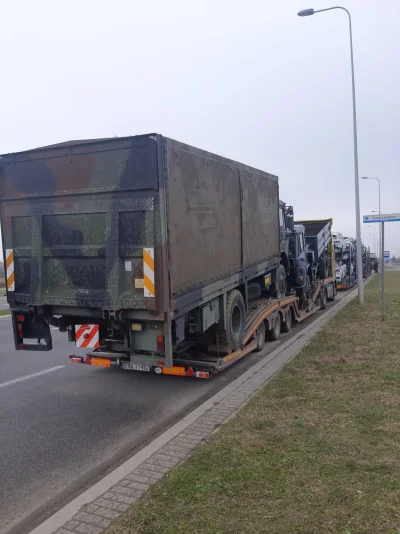 marcelus - Serio ktoś pomyślał, że w tych ciężarówkach na plandece jedzie amunicja dl...