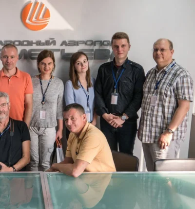 bizzi0801 - Zdjęcie Piotrusia podczas odwiedzin w Rosji 
Mężczyzna po jego lewej to L...