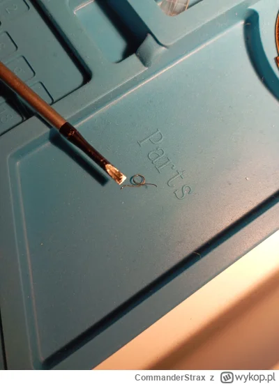 CommanderStrax - Dwie godziny poszukiwań na brudnej podłodze zakończone sukcesem! 

I...