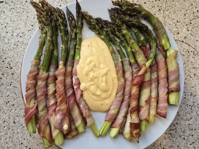 levzor - szparagi zapiekane w boczku z klasycznym sosem holenderskim
nadjedzenie

#go...