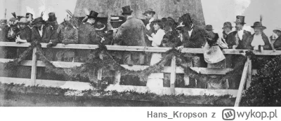 Hans_Kropson - Widzowie u podnóża 12 metrowego pomnika marszałka Paula von Hindenburg...