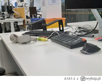 ATAT-2 - Typowy zestaw programisty w biurze :

- Mechaniczna klawiatura brzmiąca jak ...