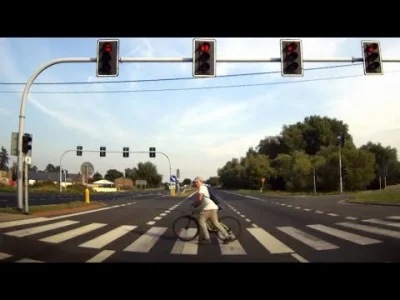 dybligliniaczek - No zagapił się pewnie. To że ktoś nie ogarnia nie zależy do pojazdu...