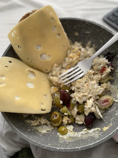 AMBIWALENTNYPSIUR - Sniadanie prawdziwego mężczyzny - jajowa z oliwkami i własnoręczn...