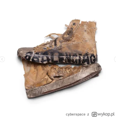 cyberspace - @juzwos:   Do tego znoszone trampki  i jest już luksusowo