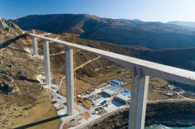 Krupier - >Żeby dodać pikanterii to kto budował te stację? Żółte ludzki od Kubusi Puc...