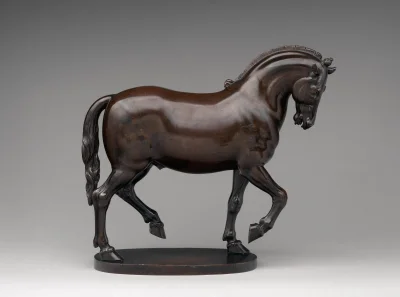Loskamilos1 - Kłusujący koń, mierząca niecałe 30 centymetrów wysokości statuetka stwo...
