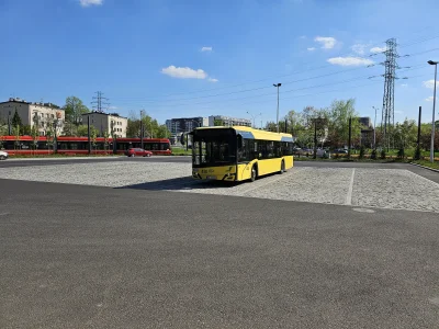 d.....a - #przegryw #autobusy #ztm #metropoliaztm #komunikacjamiejska
Biedny autobus....