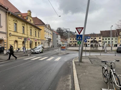 rukh - W Austrii jestem czasem. Znaki ustąp pierwszeństwa są mniejsze, i zamiast poma...