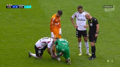 KebabZostrymSosem - #mecz ile potrzeba ludzi, aby jeden piłkarz mógł zawiązać buta?