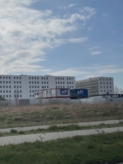 napraforgo - Ciekawe po jakim protokole komunikują się te dwa bloki 
#heheszki #humor...