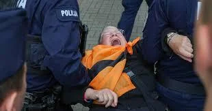 eduardo-garcia - >to nie są normalne ludzie

Zdefiniuj normalność. 

@straszny_cham: