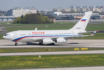 XKHYCCB2dX - Iljuszyn Ił-96-300 z wydalonymi rosyjskimi „dyplomatami” kołujący na lot...