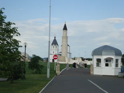 mobutu2 - Cerkiew z minaretem na drugim końcu pola.