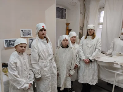 Kumpel19 - Dzieci w wieku szkolnym z Sosnowego Boru pod Moskwą zmuszone były bawić si...