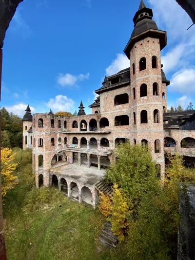 WyskoczNaWakacje - Zamek w Łapalicach, choć przez lata był niewiadomą w krajobrazie p...