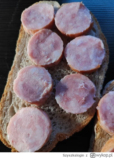 Szyszkalogin - #przegryw Jem kromki z kiełbasą i chlebkiem Bożym i pije herbatę malin...