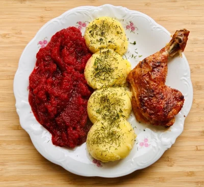 Ledeburyt_ - Normalnie to babcie gotują obiady wnuczkom no ale nie u mnie. Babci już ...