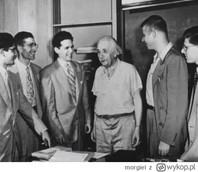 morgiel - Pewnego dnia Albert Einstein zaczął pisać na tablicy:
9x1 = 9
9x2 = 18
9x3 ...