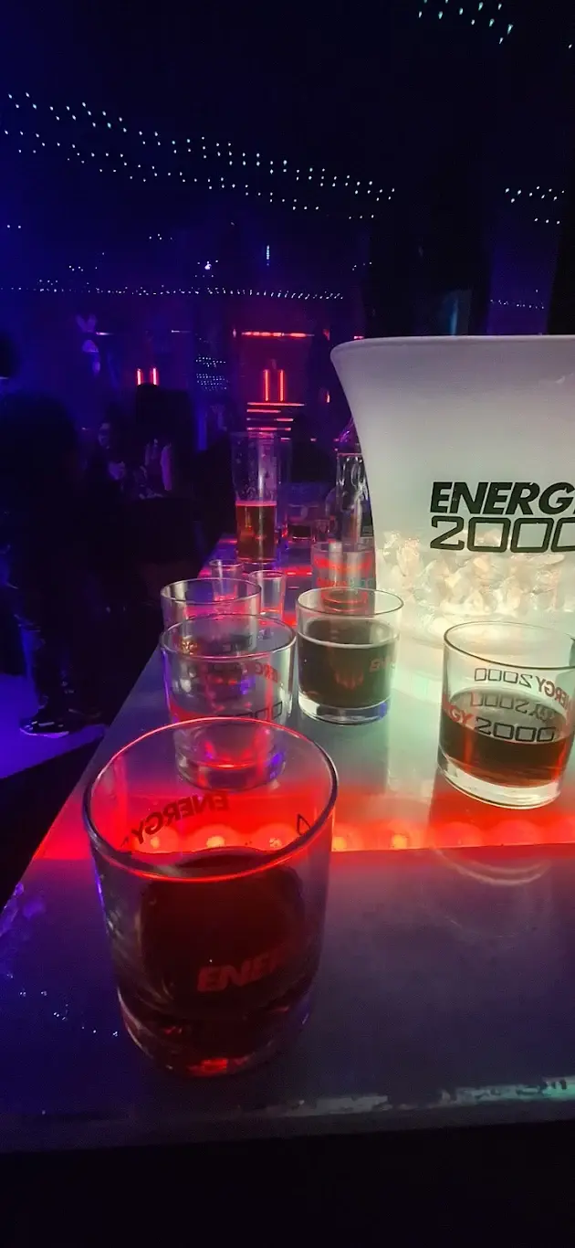 Robert_robinson - Siedzę w energy2000 i wale wódke z colą dziś over dla mnie ehhh jak...