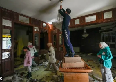 S.....a - @analboss: nawet żyrandole wynoszą :D