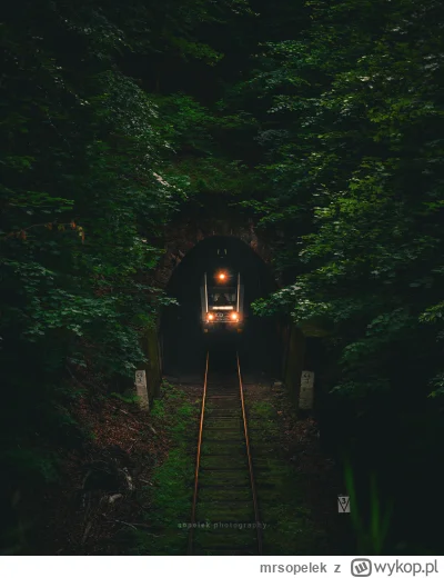mrsopelek - W tunelu nie idź w stronę światła, bo to może być nadjeżdżający pociąg.

...
