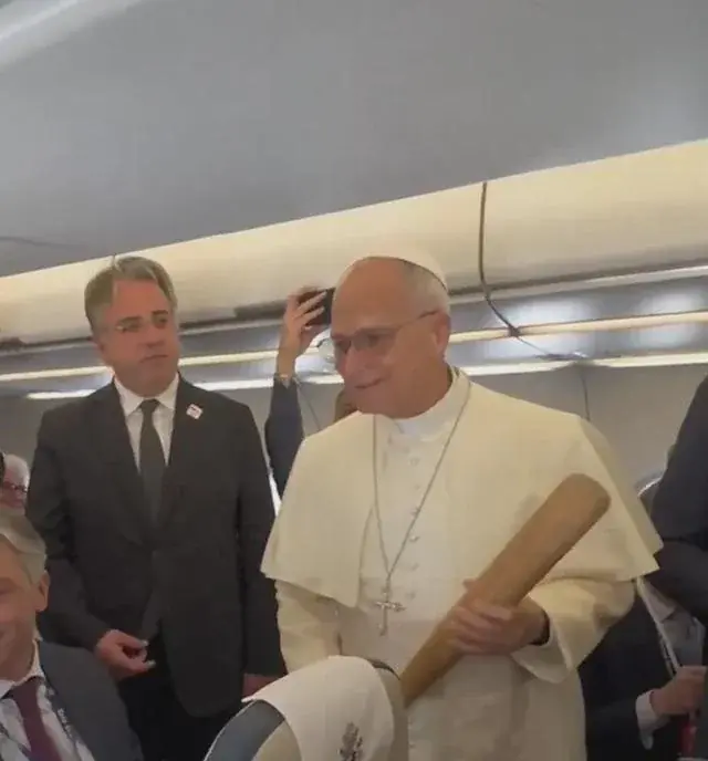 wfyokyga - Papież widze ma nowy sposób na zdobycie wiernych, w sumie to stary sposób ...