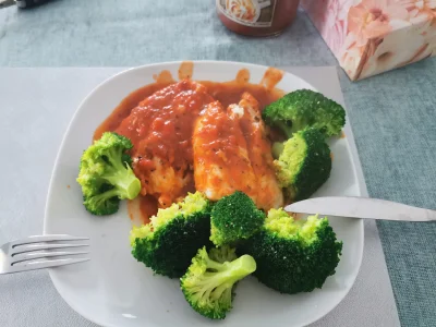 Megalogin - @czuczupikczu:  dorsz 300 gramów  sos pomidorowy brokuł. Danie w 10 minut